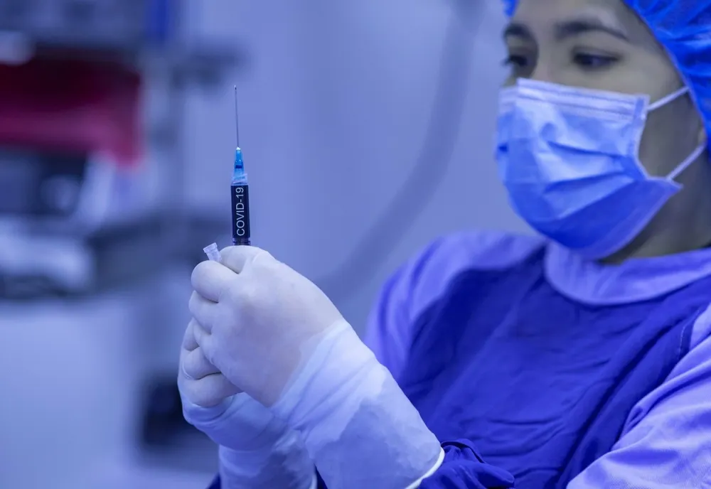 O companie uriașă își obligă angajații să se vaccineze anti-COVID cu doza rapel