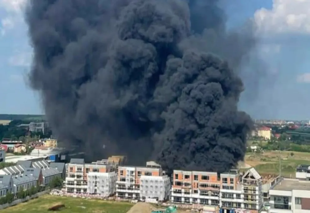 Incendiu puternic în zona Pipera din nordul Capitalei. Acoperișul unei clădiri a luat foc