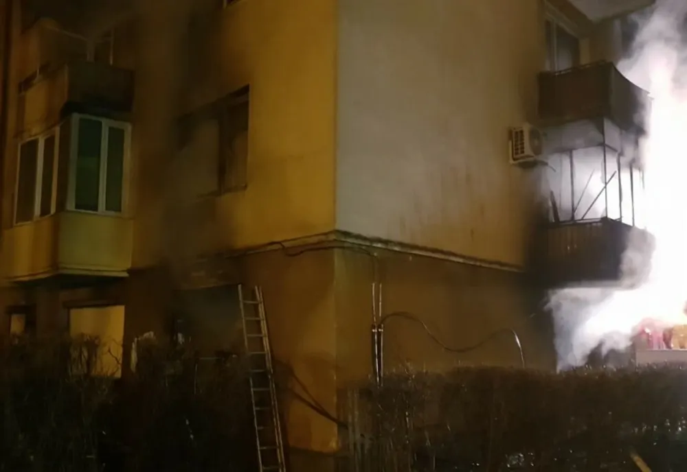 Incendiu puternic la un imobil din Sectorul 5: Trei persoane au avut nevoie de îngrijiri medicale