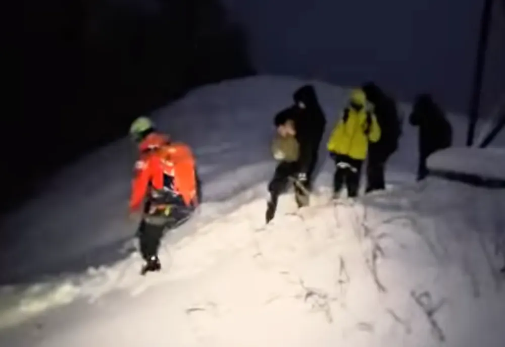 4 TURIŞTI EPUIZAŢI, RĂMAȘI BLOCAŢI ÎNTR-O ZONĂ DE ABRUPT DIN CEAHLĂU