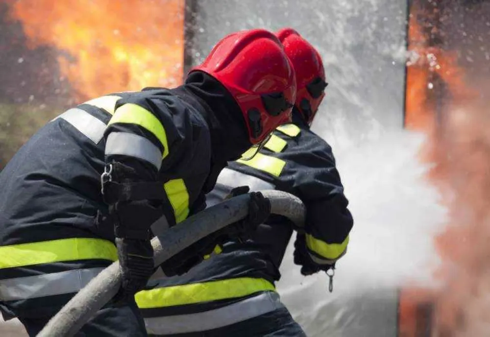 Incendiu într-un apartament din Sânnicoară: zece persoane s-au autoevacuat