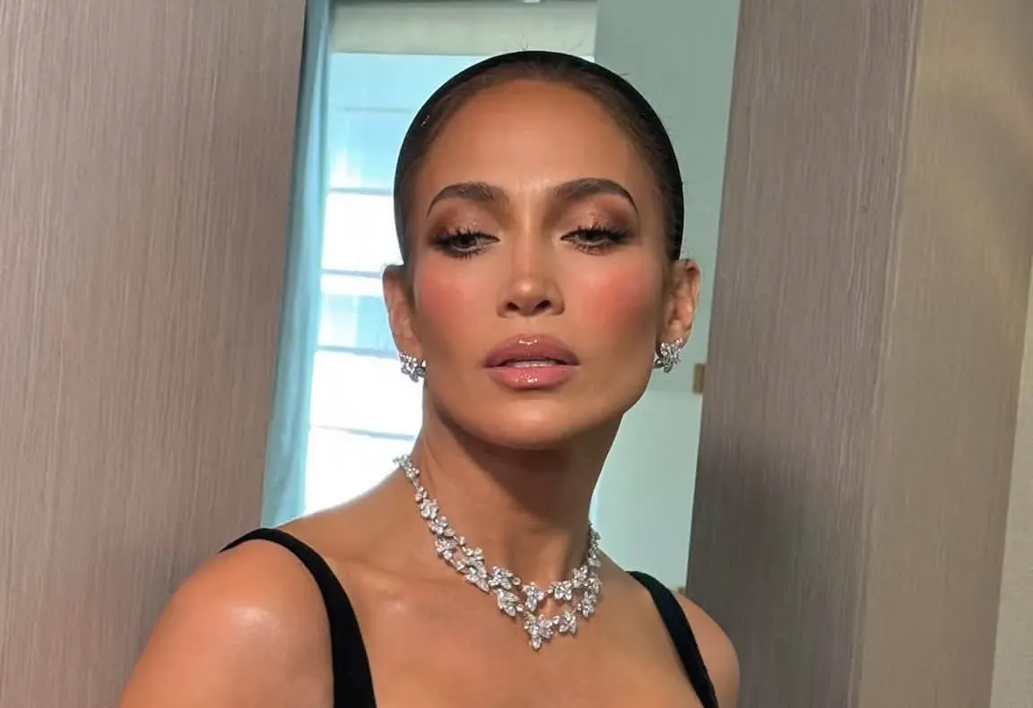 Jennifer Lopez mizează pe elementele de bază și strălucește la Săptămâna Modei de la Milano cu un look uimitor, foarte ușor de reprodus