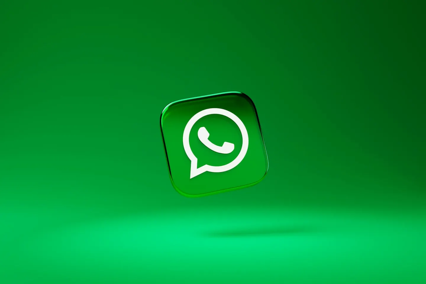 Cum îți pot prelua escrocii contul de WhatsApp fără să-l „spargă” și ce poți face ca să te protejezi