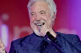 De ce a fost dat afară celebrul cântăreț Tom Jones la 86 de ani din juriul „The Voice U.K.”