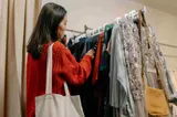 Opt din zece români preferă haine de brand din outlet