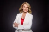 Nadia Comăneci, pe catwalk lângă Turnul Eiffel în timpul Fashion Week