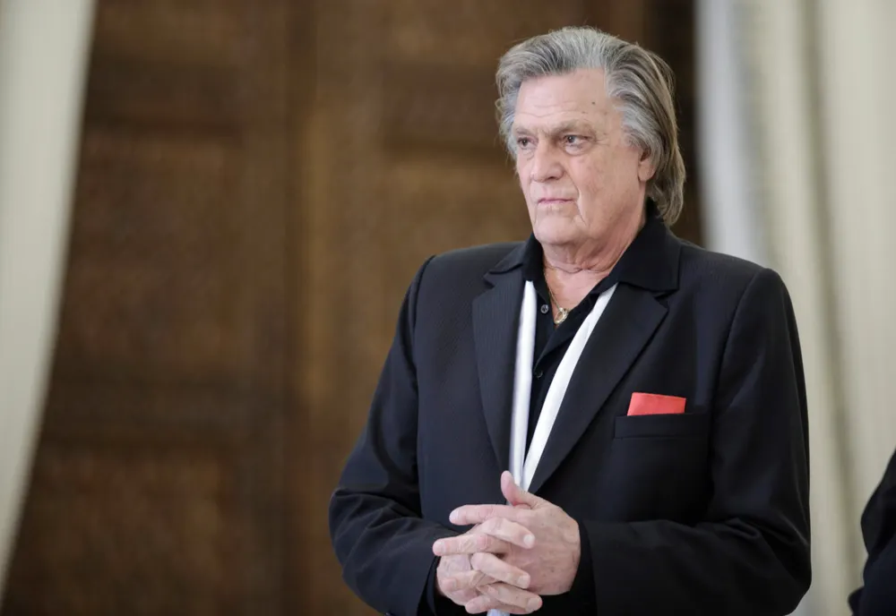 De ce Florin Piersic poartă mereu eșarfe sau batiste roșii