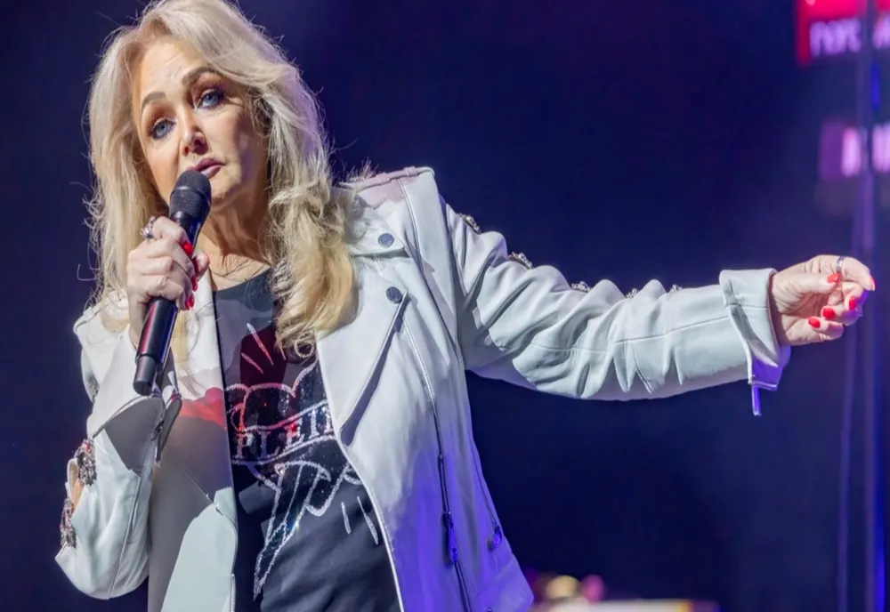 Celebra cântăreață Bonnie Tyler, în comă indusă, după ce a fost operată de urgență. Ar urma să cânte la București