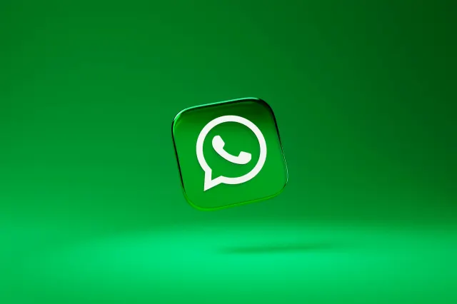 Cum îți pot prelua escrocii contul de WhatsApp fără să-l „spargă” și ce poți face ca să te protejezi