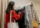 MODA SECOND-HAND: DE CE HAINELE PURTATE DEJA SUNT „NOUL LUX”